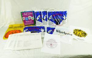 lot 62 image: Lot of 6 Vintage 1995 The Magic of Noteworthy Salesman Samples - Bags, Color Books, Folders