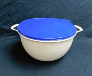 lot 21 image: Tupperware NEW Thatsa Mega Bowl Two Handles with Cover