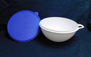 lot 22 image: Tupperware NEW Thatsa Mega Bowl Single Handle with Cover