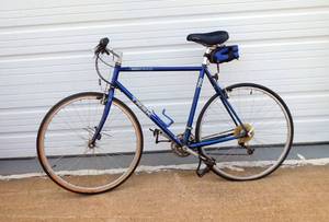 lot 2 image: Trek MultiTrack 750 Bike