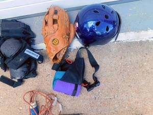 lot 100 image: Lot of Sports Equipment