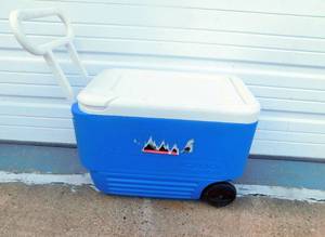 lot 103 image: Igloo Rolling Cooler