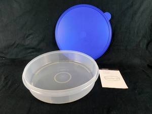 lot 44 image: New Tupperware 12 Inch Pie Taker