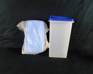 lot 46 image: New Tupperware Saltine or Bread Keeper and Rectangle Container