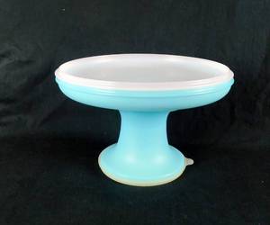 lot 47 image: New Tupperware Cake, Pie, Chip and Dip Holder
