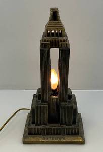 lot 1 image: Vintage NEW YORK EMPIRE STATE Building Heavy Cast Metal Lamp (Works) 6D x 7W x 15T