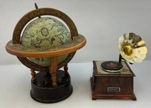 lot 12 image: Misc. Vintage Transistor Radios 1 Bakelite 1 Globe 10  Missing Battery Cover (WORK)