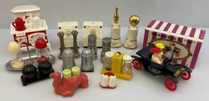 lot 53 image: Misc. Vintage Salt & Pepper Shakers