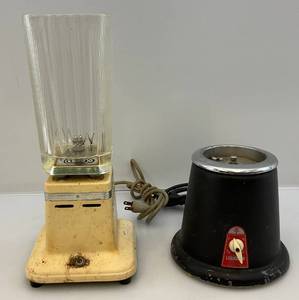 lot 161 image: Vintage Dormeyer Blender (Needs New Switch, Top Missing) & K&M Liquidizer Blender Base Only (Works)