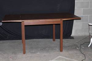 Draw-leaf Dining Room Table