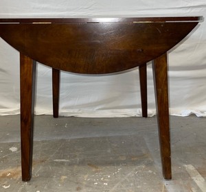Wing dining room table