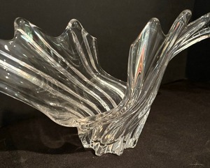lot 101 image: Gorgeous Abtract Glass Vase