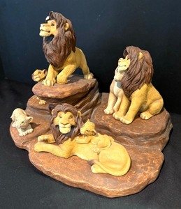 lot 103 image: Sandicast Lion King Sculpture with Figurines by Sandra Brue