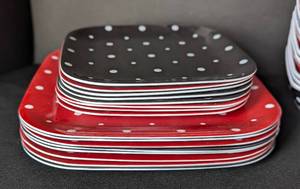 lot 46 image: Temptations Polka Dot Plastic Dish Set