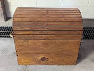 lot 69 image: Vintage Wood Toy Chest