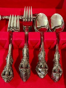 lot 10 image: Set of Vintage Oneida Flatware