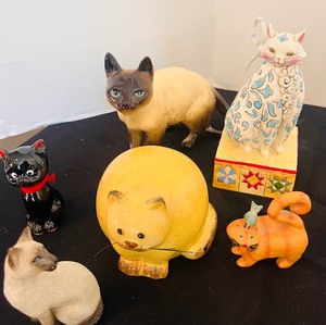 lot 181 image: Vintage Adorable Cat and Kitten Figurines