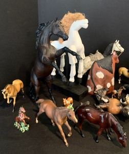 lot 189 image: Variety of Horse Collectibles