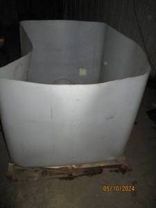 Pallet size plastic tank with drain valve