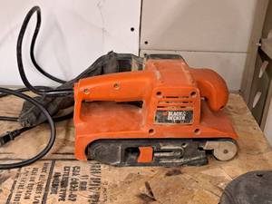 lot 95 image: Black & Decker Belt Sander 3x21 BR400