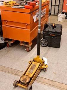 lot 137 image: 5-Ton Hydraulic Floor Jack