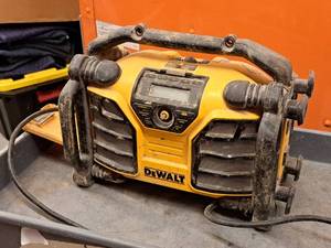 lot 164A image: DeWalt 45646V Cordless Radio DCR015