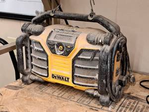 lot 164B image: DeWalt 45646V Cordless Radio DCR015