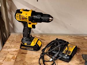 lot 172 image: DeWalt 12 20V Cordless Drill Driver DCD780 with Battery, Charger