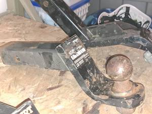 lot 190 image: Curt 7500-lbs 4 Drop 2 Rise 1 Hole Trailer Hitch with 2 Ball