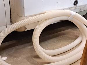 lot 213 image: Plastic Flex Hose 4x25-30