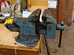 lot 220 image: Bench Vise 3-12-grip