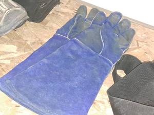 lot 282 image: Badger Welding Gloves 1018