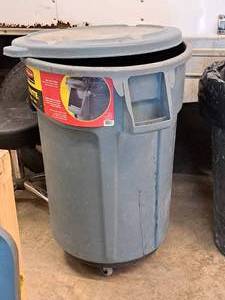 lot 296 image: Lot of (1) Rubbermaid Brute Commercial 44-Gallon Plastic Rolling Garbage Can with Lid