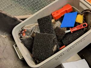 lot 304 image: Lot of (1 Bin) Scrubbers and Brushes