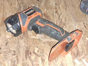 lot 324 image: Ridgid Household 18V Flashlight R8694
