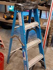 lot 346 image: Werner Heavy Duty 250-lbs 4 Step Ladder FS104 Mk 10