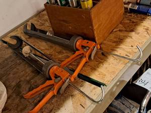 lot 437 image: Lot of (2) Heavy Duty 29-oz. Caulk Guns