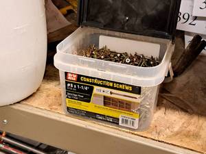 lot 447 image: Lot of (1 Bucket) Grip-Rite T-25 Star  Coarse Auger Thread  Yellow Zinc Plated Construction Screws #8x1-14