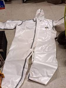 lot 460 image: Lot of (1 Case) Lakeland 4X-Large CoveredZippered Protective Suits 25-count ( 25 total items )