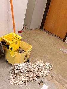 lot 517 image: Mop, Mop Bucket with Wringer and (3) Extra Mop Heads