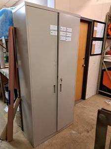 lot 539 image: Metal Locking Storage Cabinet 2-door5-shelf with Keys