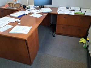 lot 555 image: L-Shape Office Desk 2-piece