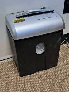 lot 559 image: Amazon Basics Paper Shredder