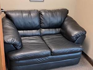 lot 567 image: Leather Love Seat