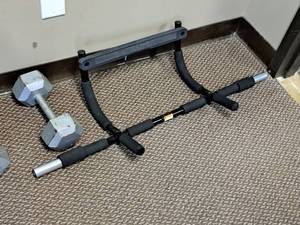 lot 576 image: 39 Pull-Up Bar
