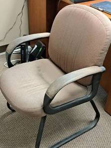 lot 579 image: Padded Office Arm Entry Chair
