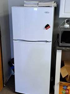 lot 592 image: Whirlpool Household Refrigerator Freezer ET0WSRXMQ03