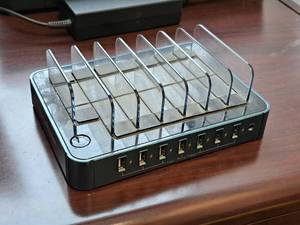 lot 604 image: Juicy Power 7-port USB Charging Station