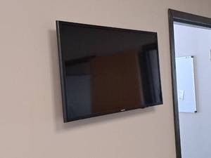 lot 612 image: Samsung 32 Wall-Mount TV