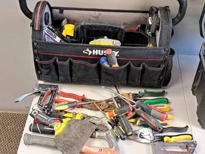 lot 637 image: Husky 21 Tool Bag with Hand Tools